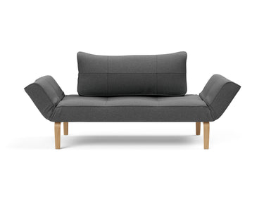 Zeal Bow daybed i 852 Mahoga Seal Grey, set forfra
