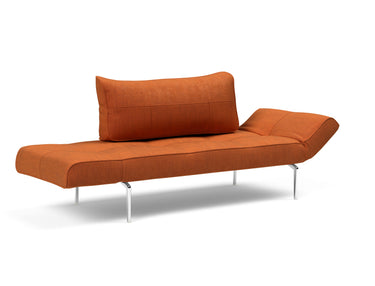 Zeal Straw daybed i 412 Esina Rust Orange, med den ene side sænket