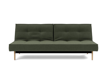 Splitback Eik sovesofa i 413 Esina Olive Green, set forfra