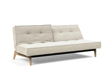 Splitback Eik sovesofa i 357 Taura Off White, med den ene ryghalvdel lænet tilbage