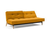Splitback Eik sovesofa i 507 Elegance Burned Curry, med den ene ryghalvdel lænet tilbage