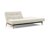 Splitback Eik sovesofa i 357 Taura Off White, med den ene ryghalvdel lagt ned