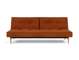 Splitback Styletto Light Wood sovesofa i 595 Corduroy Burnt Orange, set forfra