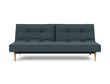 Splitback Styletto Light Wood sovesofa i 851 Mahoga Dark Blue, set forfra