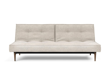 Splitback Styletto Dark Wood sovesofa i 280 Avella Sand, set forfra