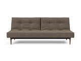 Splitback Styletto Dark Wood sovesofa i 411 Esina Cedar Brown, set forfra