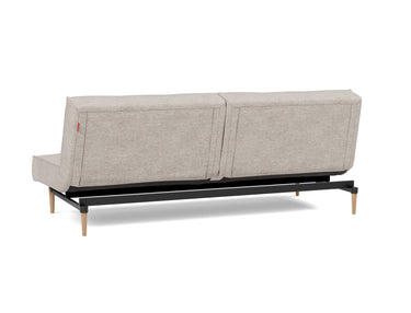 Splitback Styletto Light Wood sovesofa i 471 Yuveno Sand, set skråt bagfra