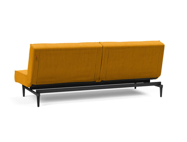 Splitback Styletto Black Wood sovesofa i 507 Elegance Burned Curry, set skråt bagfra