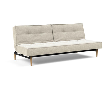 Splitback Styletto Light Wood sovesofa i 357 Taura Off White, set skråt forfra
