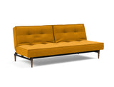 Splitback Styletto Dark Wood sovesofa i 507 Elegance Burned Curry, set skråt forfra