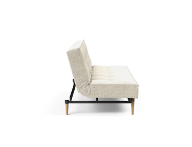 Splitback Styletto Light Wood sovesofa i 357 Taura Off White, set fra siden