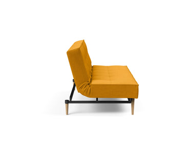 Splitback Styletto Light Wood sovesofa i 507 Elegance Burned Curry, set fra siden