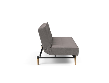 Splitback Styletto Light Wood sovesofa i 521 Mixed Dance Grey, set fra siden
