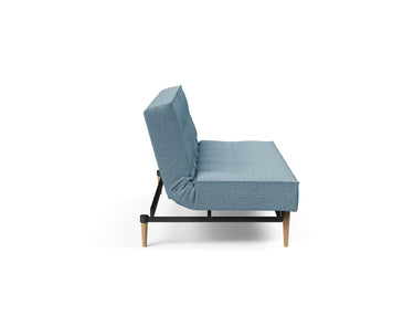 Splitback Styletto Light Wood sovesofa i 525 Mixed Dance Light Blue, set fra siden