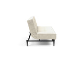 Splitback Styletto Black Wood sovesofa i 357 Taura Off White, set fra siden