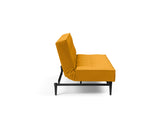Splitback Styletto Black Wood sovesofa i 507 Elegance Burned Curry, set fra siden