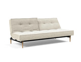 Splitback Styletto Light Wood sovesofa i 357 Taura Off White, med den ene ryghalvdel lænet tilbage