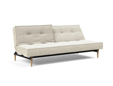 Splitback Styletto Light Wood sovesofa i 357 Taura Off White, med den ene ryghalvdel lænet tilbage