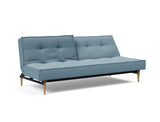 Splitback Styletto Light Wood sovesofa i 525 Mixed Dance Light Blue, med den ene ryghalvdel lænet tilbage