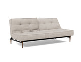 Splitback Styletto Dark Wood sovesofa i 471 Yuveno Sand, med den ene ryghalvdel lænet tilbage