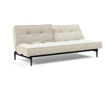 Splitback Styletto Black Wood sovesofa i 357 Taura Off White, med den ene ryghalvdel lænet tilbage