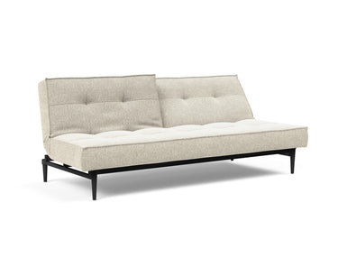 Splitback Styletto Black Wood sovesofa i 357 Taura Off White, med den ene ryghalvdel lænet tilbage