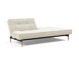 Splitback Styletto Light Wood sovesofa i 357 Taura Off White, med den ene ryghalvdel lagt ned