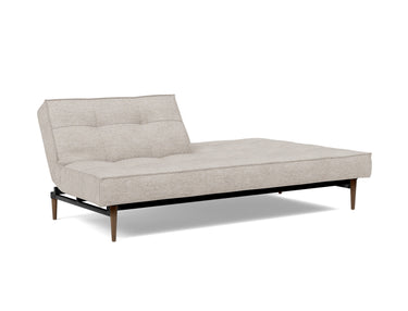 Splitback Styletto Dark Wood sovesofa i 471 Yuveno Sand, med den ene ryghalvdel lagt ned