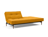 Splitback Styletto Dark Wood sovesofa i 507 Elegance Burned Curry, med den ene ryghalvdel lagt ned