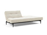 Splitback Styletto Black Wood sovesofa i 357 Taura Off White, med den ene ryghalvdel lagt ned
