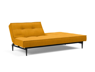 Splitback Styletto Black Wood sovesofa i 507 Elegance Burned Curry, med den ene ryghalvdel lagt ned