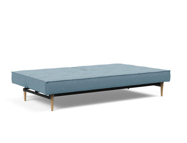 Splitback Styletto Light Wood sovesofa i 525 Mixed Dance Light Blue, slået ud til seng