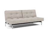 Splitback Chrome sovesofa i 471 Yuveno Sand, set skråt forfra