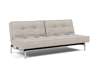 Splitback Chrome sovesofa i 471 Yuveno Sand, set skråt forfra