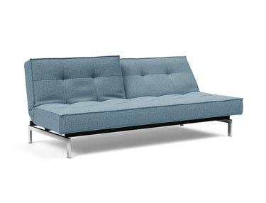 Splitback Chrome sovesofa i 525 Mixed Dance Light Blue, med den ene ryghalvdel lænet tilbage