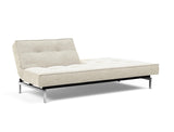 Splitback Chrome sovesofa i 357 Taura Off White, med den ene ryghalvdel lagt ned