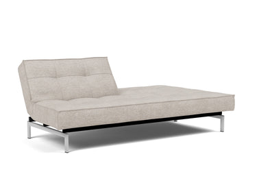 Splitback Chrome sovesofa i 471 Yuveno Sand, med den ene ryghalvdel lagt ned