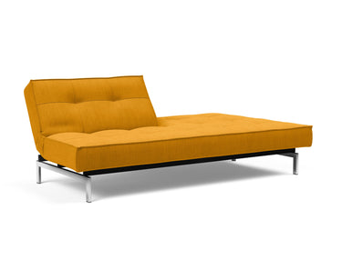 Splitback Chrome sovesofa i 507 Elegance Burned Curry, med den ene ryghalvdel lagt ned