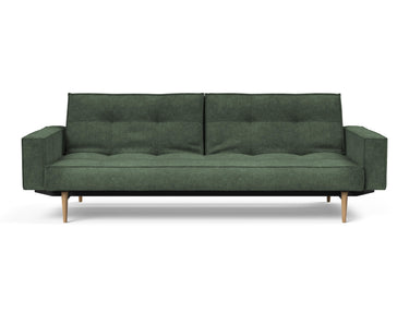 Splitback Styletto Light Wood sovesofa med armlæn i 281 Avella Pine Green, set forfra