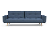 Splitback Styletto Light Wood sovesofa med armlæn i 302 Weda Blue, set forfra