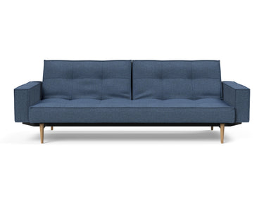 Splitback Styletto Light Wood sovesofa med armlæn i 302 Weda Blue, set forfra