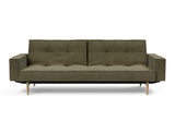 Splitback Styletto Light Wood sovesofa med armlæn i 316 Cordufine Pine Green, set forfra