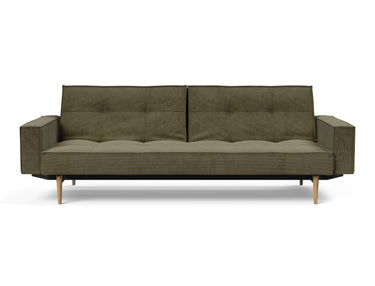 Splitback Styletto Light Wood sovesofa med armlæn i 316 Cordufine Pine Green, set forfra