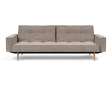 Splitback Styletto Light Wood sovesofa med armlæn i 318 Cordufine Beige, set forfra