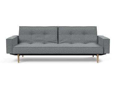 Splitback Styletto Light Wood sovesofa med armlæn i 320 Corocco Shadow Grey, set forfra