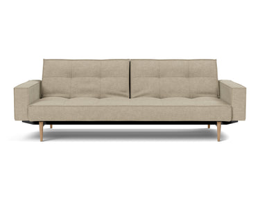 Splitback Styletto Light Wood sovesofa med armlæn i 356 Taura Sand, set forfra