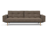 Splitback Styletto Light Wood sovesofa med armlæn i 411 Esina Cedar Brown, set forfra