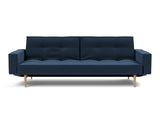 Splitback Styletto Light Wood sovesofa med armlæn i 414 Esina Indigo Blue, set forfra