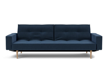 Splitback Styletto Light Wood sovesofa med armlæn i 414 Esina Indigo Blue, set forfra