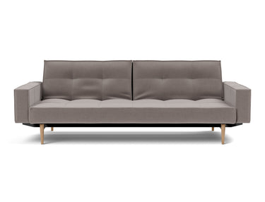 Splitback Styletto Light Wood sovesofa med armlæn i 418 Esina Truffle, set forfra